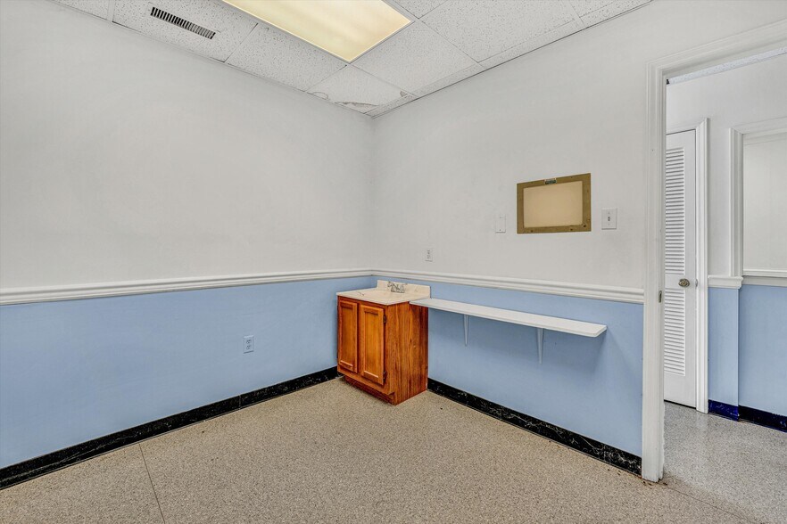 More Photos Of 1930 Braeburn Dr, Salem Medical For Sale