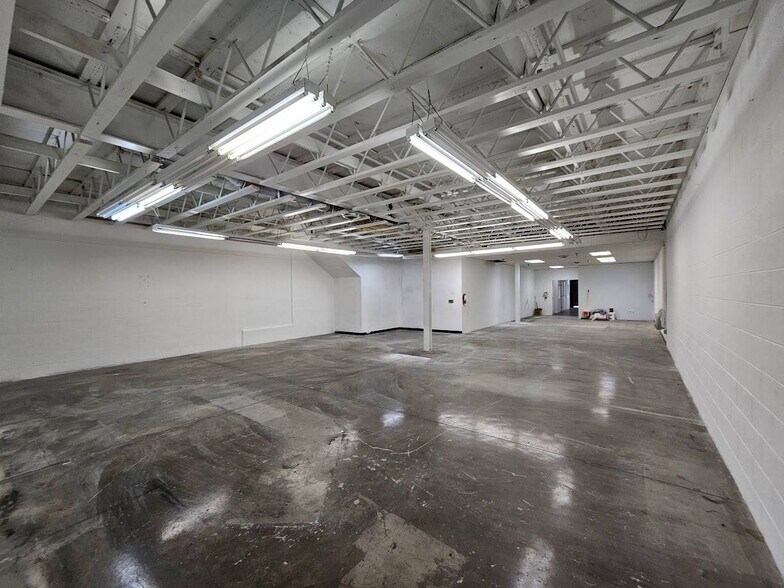 More Photos Of 1335 S Hill St, Los Angeles Showroom For Lease