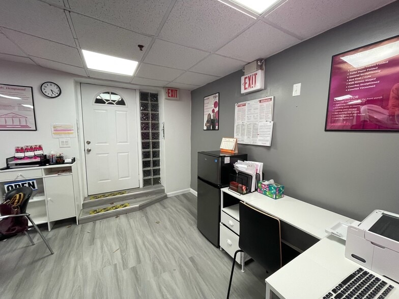 More Photos Of 90 Main St, Mineola Storefront Retail Residential For Lease