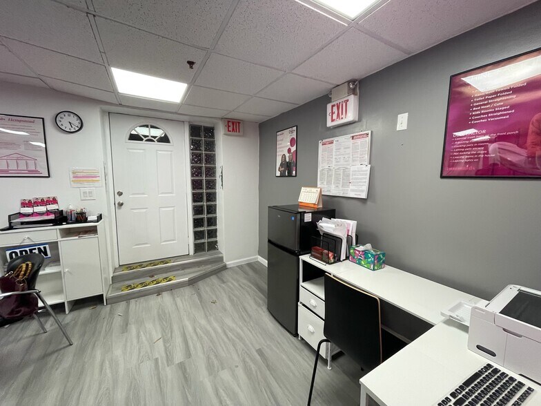 More Photos Of 90 Main St, Mineola Storefront Retail Residential For Lease