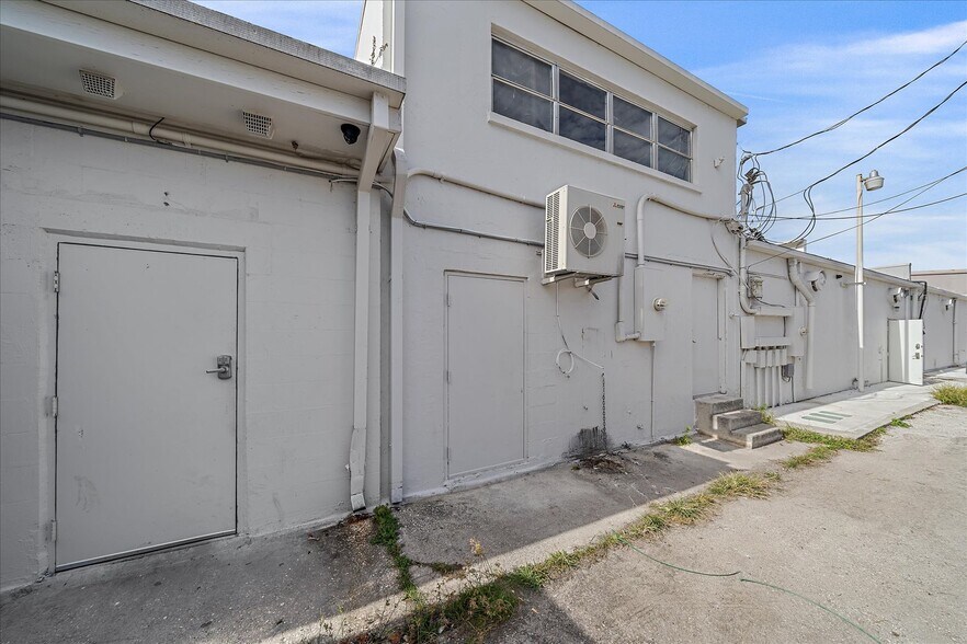 More Photos Of 6523 Gateway Ave, Sarasota Bar For Lease