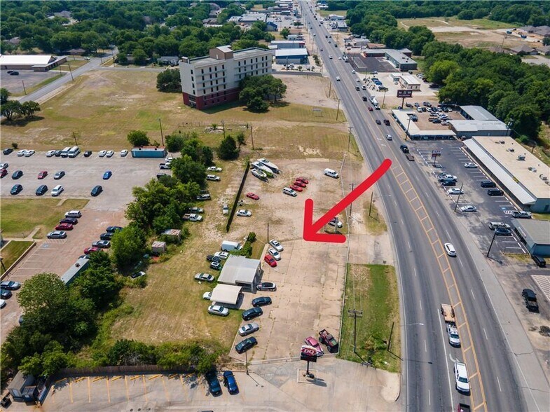 Primary Photo Of 1614 N Main St, Cleburne General Retail For Sale