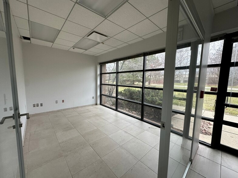 More Photos Of 15162 S Commerce Dr, Dearborn Research And Development For Sale