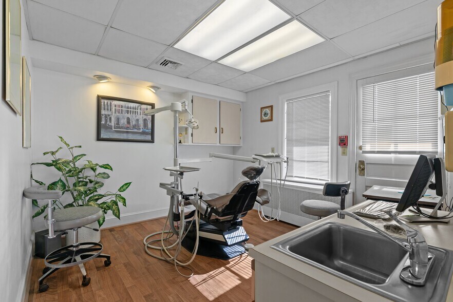 More Photos Of 74 Valley Rd, Middletown Office For Sale
