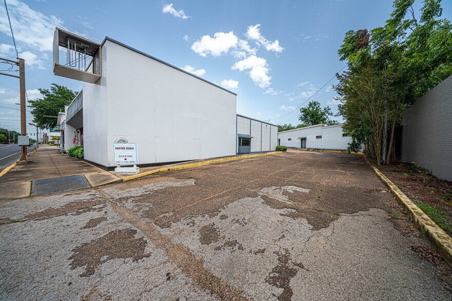 More Photos Of 700 Main St, Pineville Bank For Lease