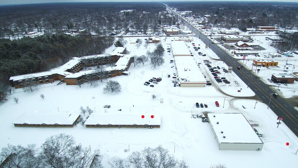 More Photos Of 957 Brookhaven Ct, Muskegon Office For Sale
