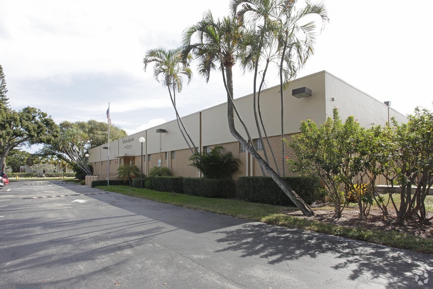 More Photos Of 2800 Gateway Dr, Pompano Beach Manufacturing For Lease