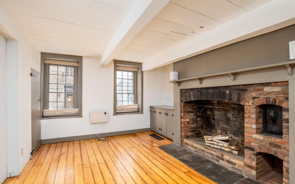 More Photos Of 43 Crown St, Kingston Office For Lease