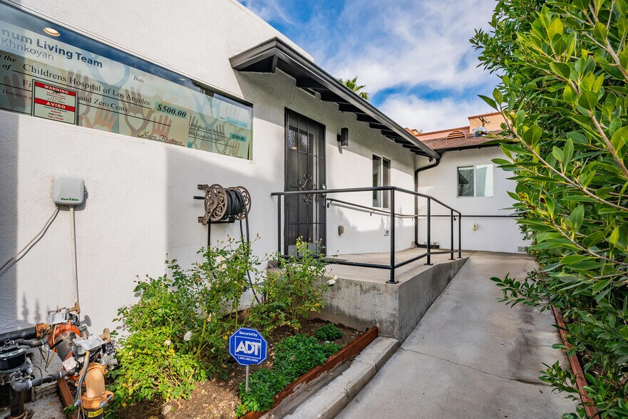 More Photos Of 910 S Glenoaks Blvd, Burbank Storefront Retail Office For Sale