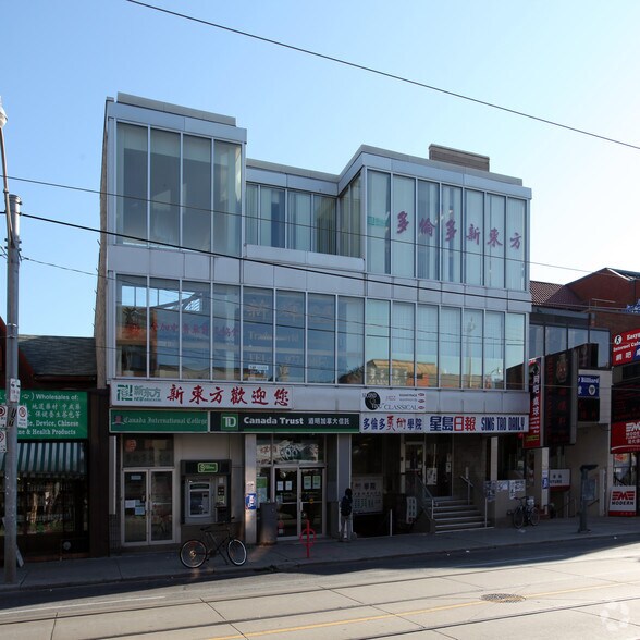More Photos Of 411-417 Dundas St W, Toronto Storefront Retail Office For Lease