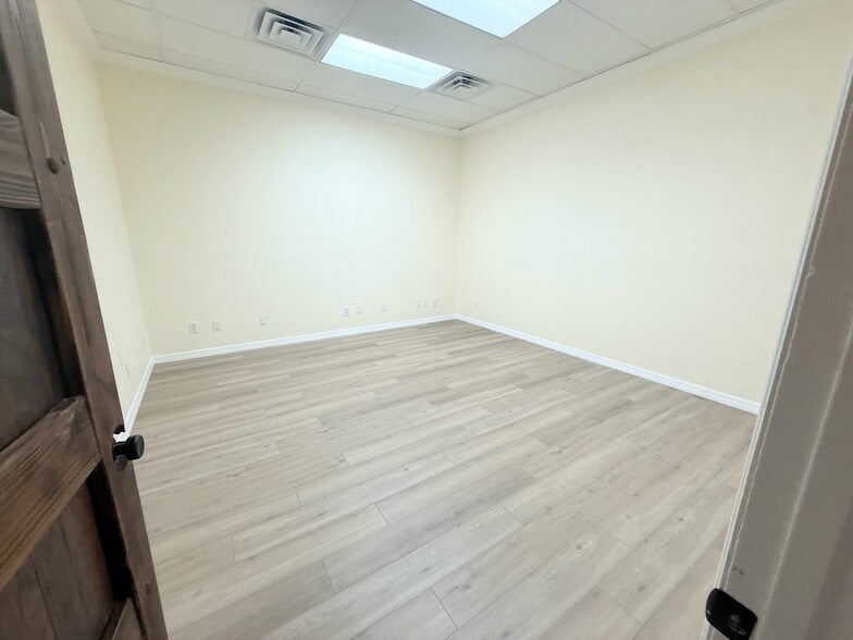 More Photos Of 3443 Pine Ridge Rd, Naples Business Park For Lease