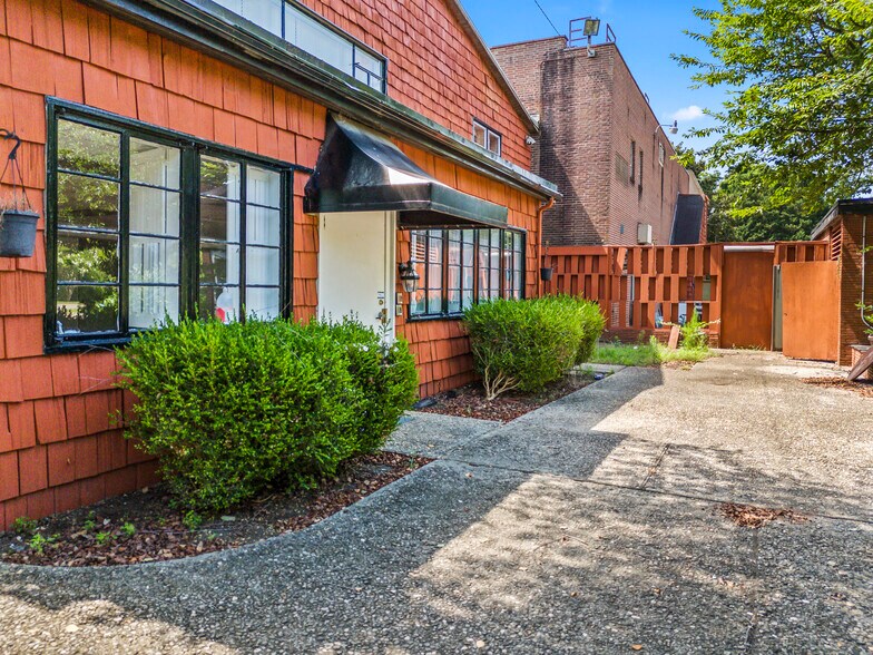 More Photos Of 1690 W English Rd, High Point Showroom For Sale