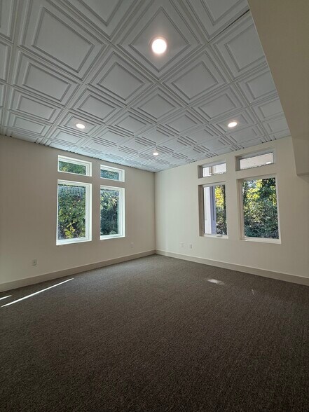 More Photos Of 1792 Woodstock Rd, Roswell Office For Lease