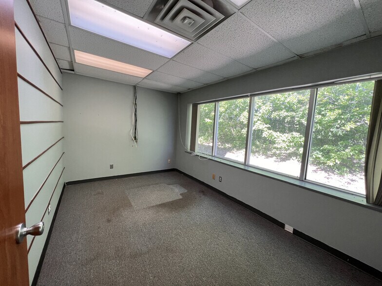 More Photos Of 4155 Old Sibley Memorial Hwy, Eagan Research And Development For Lease