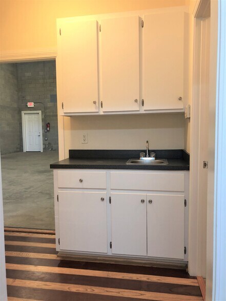 More Photos Of 146-B Litton Dr, Lexington Light Distribution For Lease