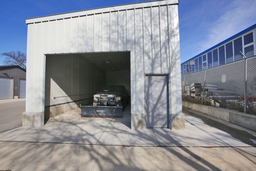 More Photos Of 94 Brockport Dr, Toronto Service For Lease
