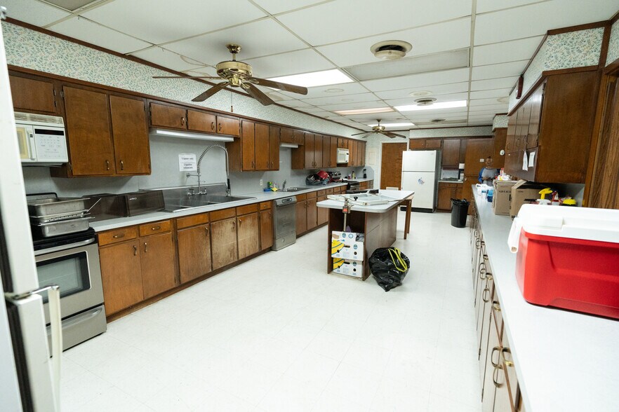 More Photos Of 900 Natchez Ave, Pasadena Schools For Lease