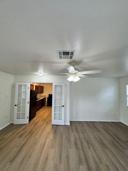 More Photos Of 143 N West St, Bertram Flex For Sale