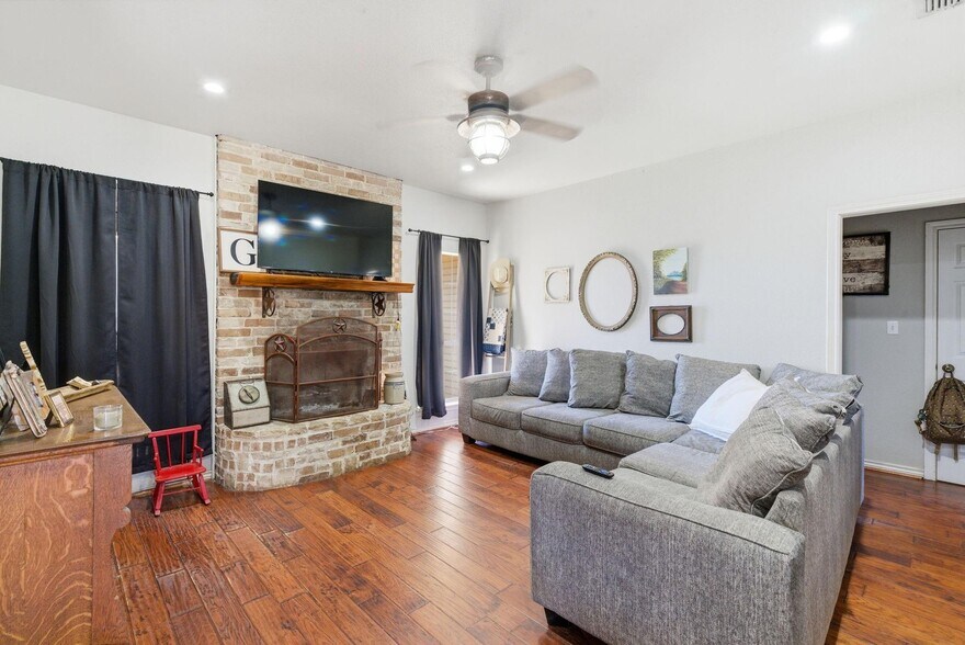 More Photos Of 1889 Greenwood Rd, Weatherford Office For Sale