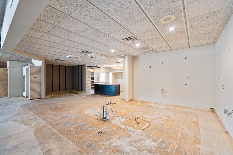 More Photos Of 7705 Quaker Ave, Lubbock Freestanding For Sale