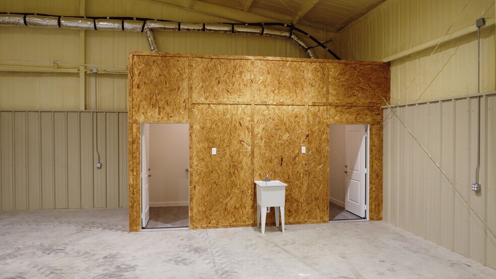 More Photos Of 16013 FM 429, Terrell Flex For Lease