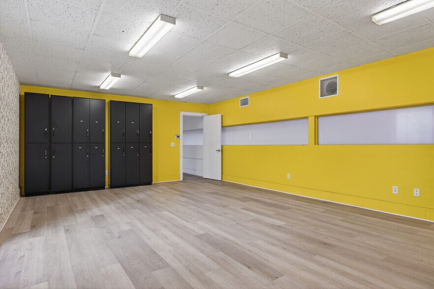 More Photos Of 1895 E Main St, Ventura General Retail For Sale