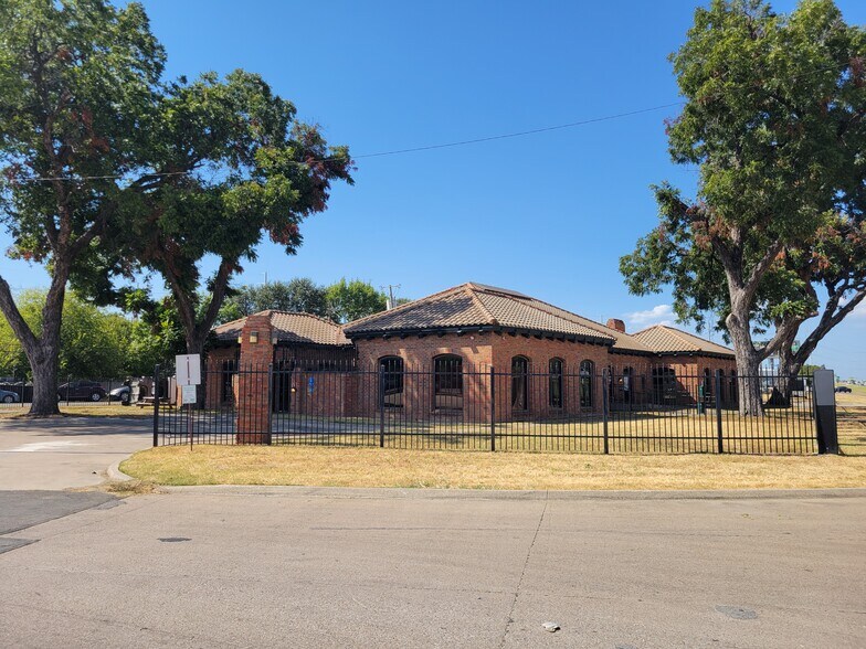 More Photos Of 2323 N Walton Walker Blvd, Dallas Office For Sale