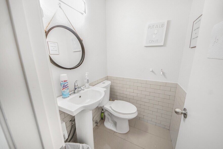 More Photos Of 7030 Bretshire Dr, Houston Medical For Sale