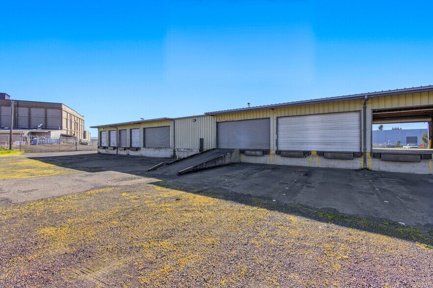 More Photos Of 3010-3012 Industrial Way NE, Salem Distribution For Lease