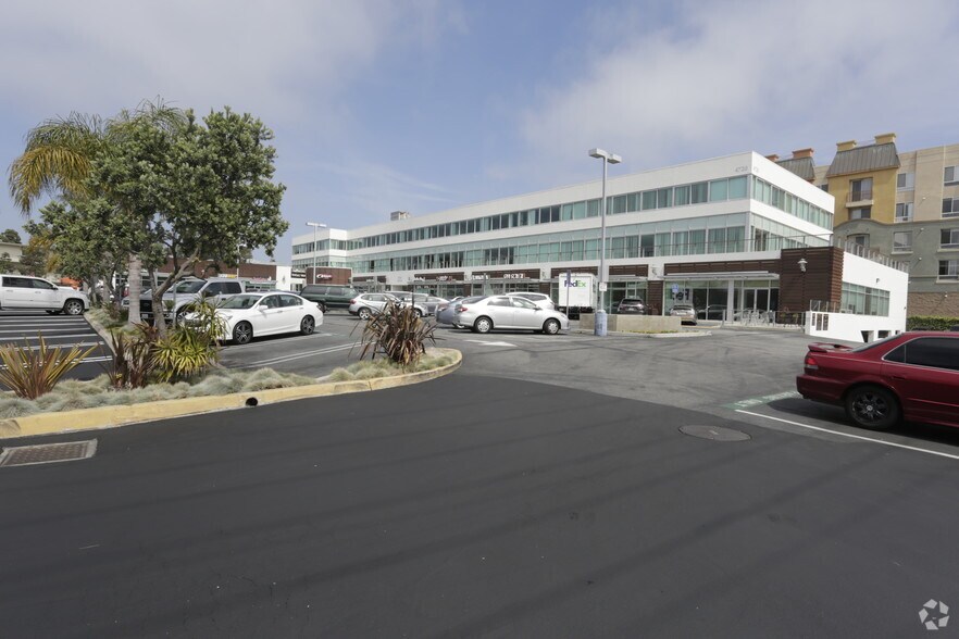 More Photos Of 4720 Lincoln Blvd, Marina Del Rey General Retail For Lease