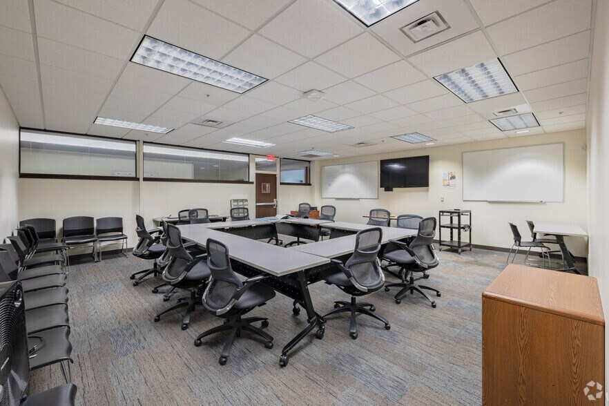 More Photos Of 4300 Fashion Square Blvd, Saginaw Office For Lease