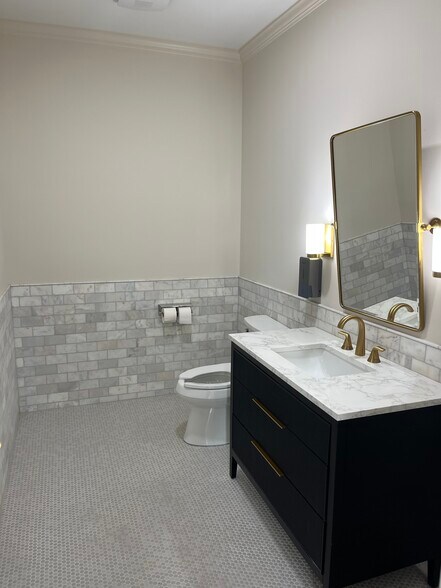 More Photos Of 700 Arlington Ave, Greenville Office For Sale