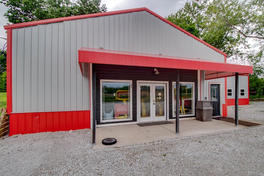 More Photos Of 405 Fulton St, White Hall Flex For Sale