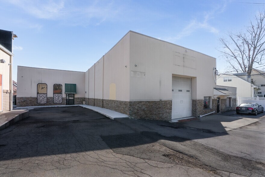 More Photos Of 140 S Highland Ave, Ossining Showroom For Lease