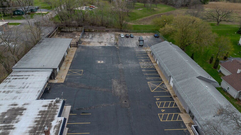 More Photos Of 670 E Calhoun St, Woodstock Flex For Lease