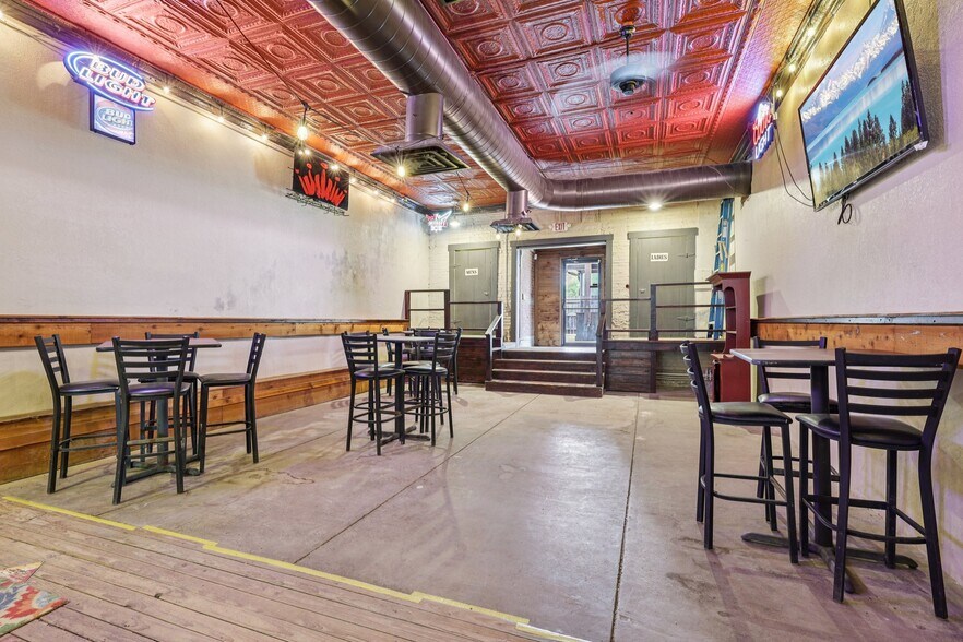 More Photos Of 113 N Main St, Moulton Bar For Sale