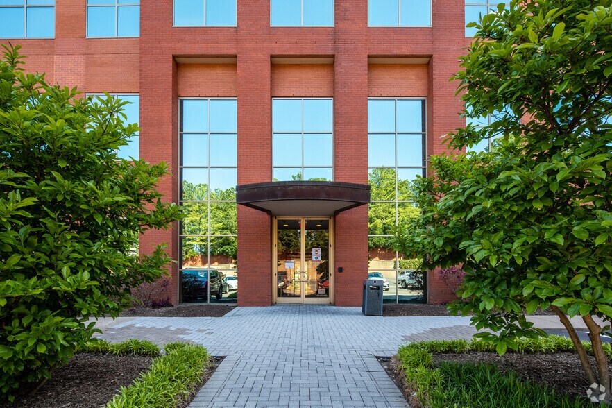 More Photos Of 1661 International Dr, Memphis Office For Lease