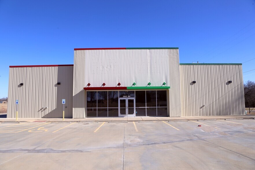 More Photos Of 309 E 9th St, Peabody Storefront For Lease