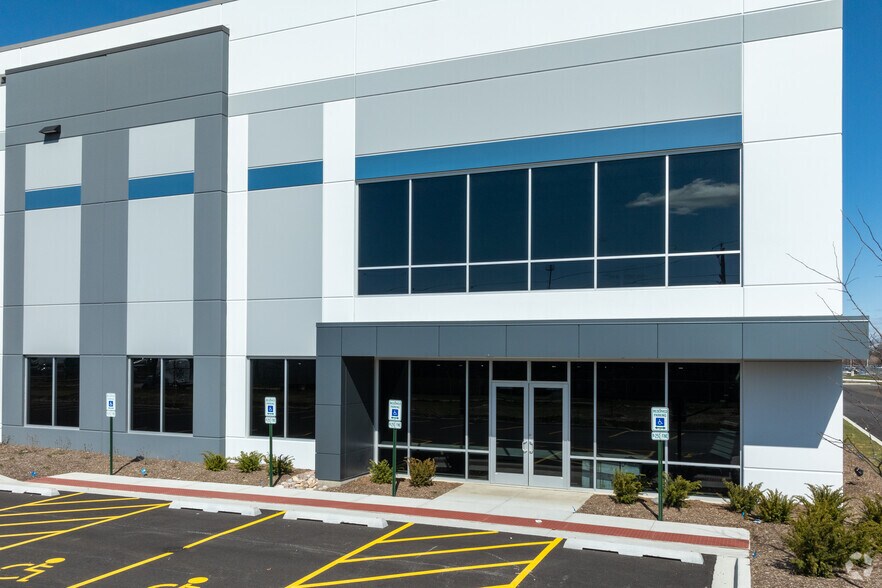 More Photos Of 2100 N 15th Ave, Melrose Park Warehouse For Lease