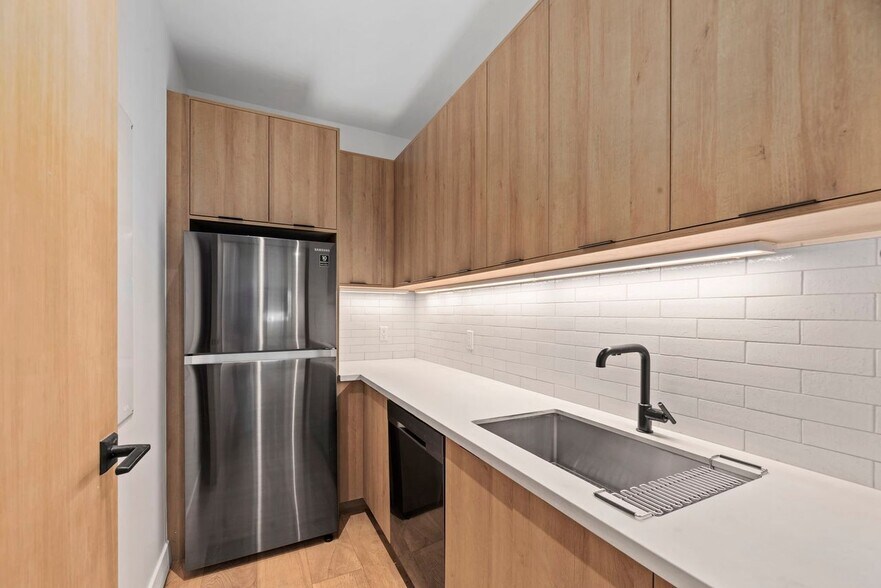 More Photos Of 100 W Channel Rd, Santa Monica Restaurant For Lease