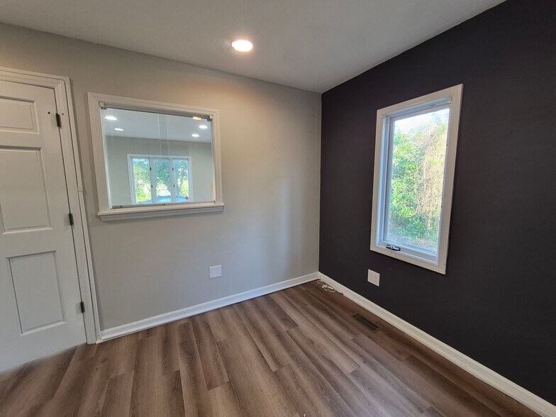 More Photos Of 1600 Elm St, Sanford Office For Lease