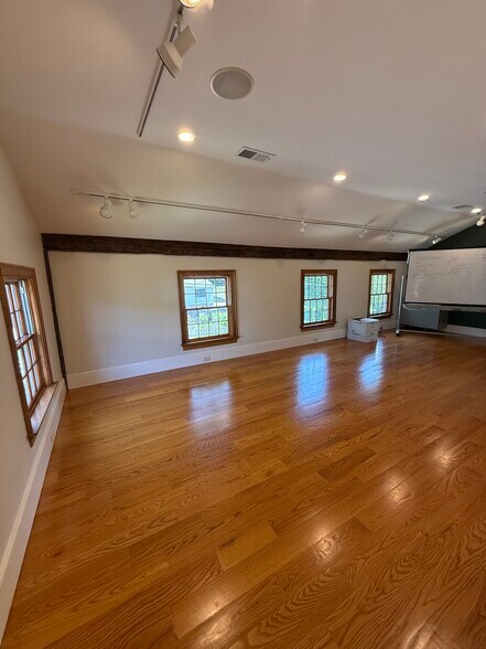 More Photos Of 931 Main St, South Glastonbury Office For Lease