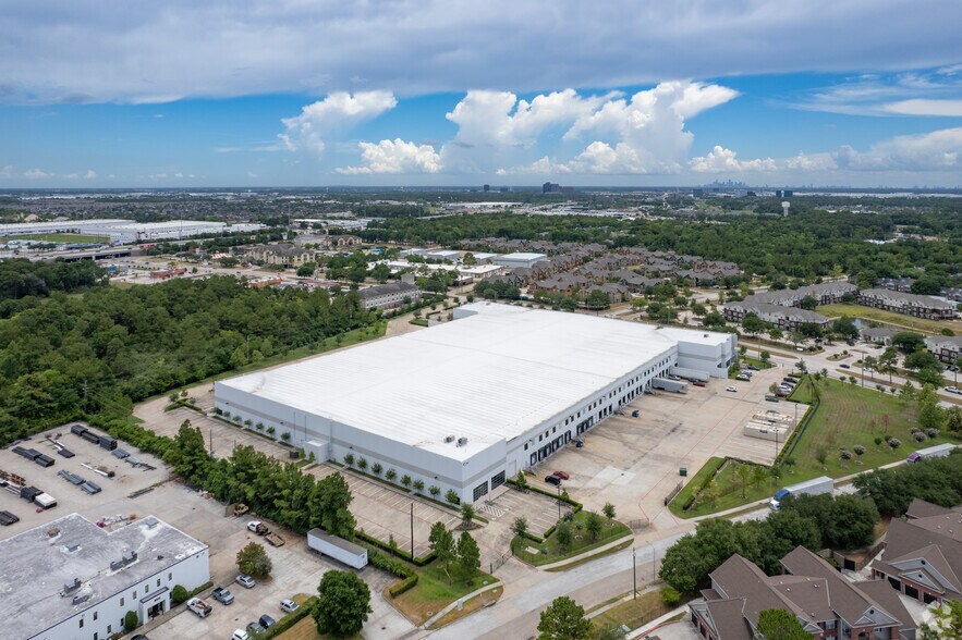 More Photos Of 300 Airtex Dr, Houston Distribution For Lease