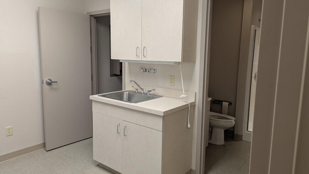 More Photos Of 139 Lewis Ave, Circleville Medical For Lease