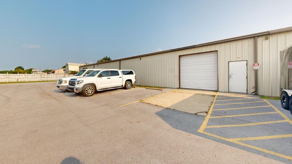 More Photos Of 908 SE 21st St, Bentonville Showroom For Lease