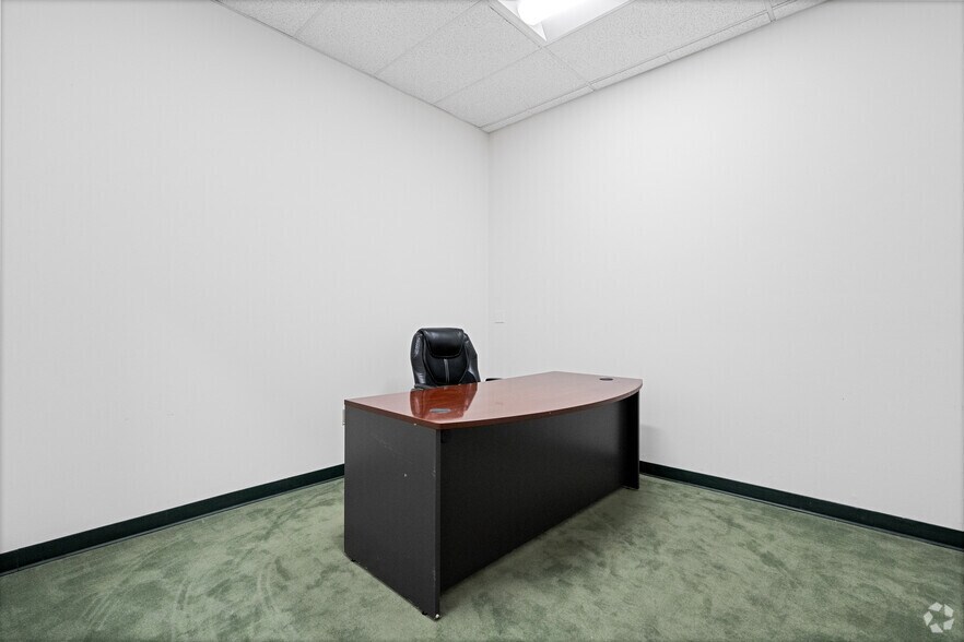 More Photos Of 21250 Califa St, Woodland Hills Research And Development For Lease