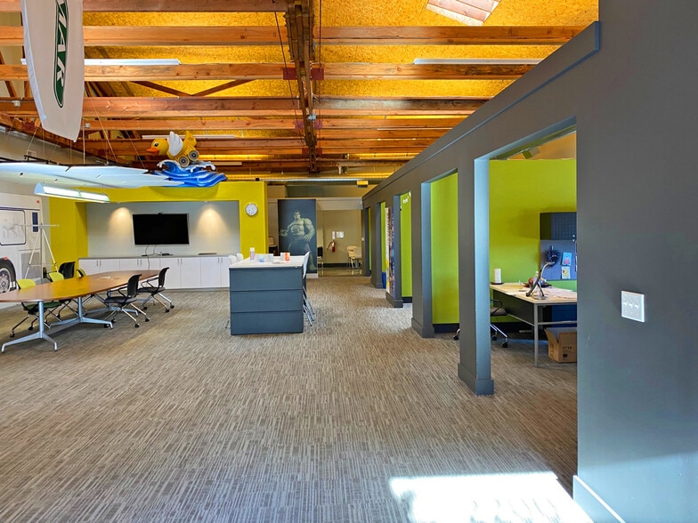 More Photos Of 2200 NW Savier St, Portland Flex For Lease