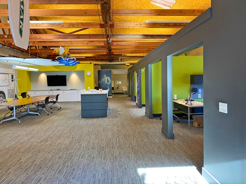 More Photos Of 2200 NW Savier St, Portland Flex For Lease