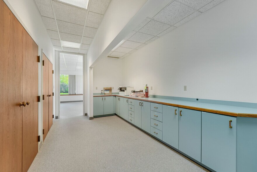 More Photos Of 38227 Western Pky, Willoughby Light Distribution For Lease