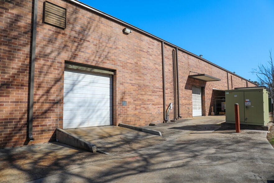 More Photos Of 1585 Roadhaven Dr, Stone Mountain Warehouse For Lease